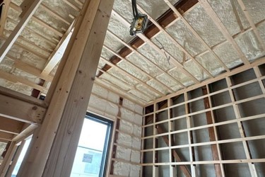 吹付断熱工事を行いました♪